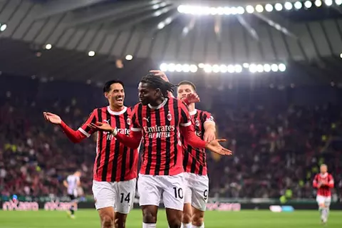 كم سيجني ميلان وكومو من أول مباراة في الدوري الإيطالي تقام خارج البلاد؟